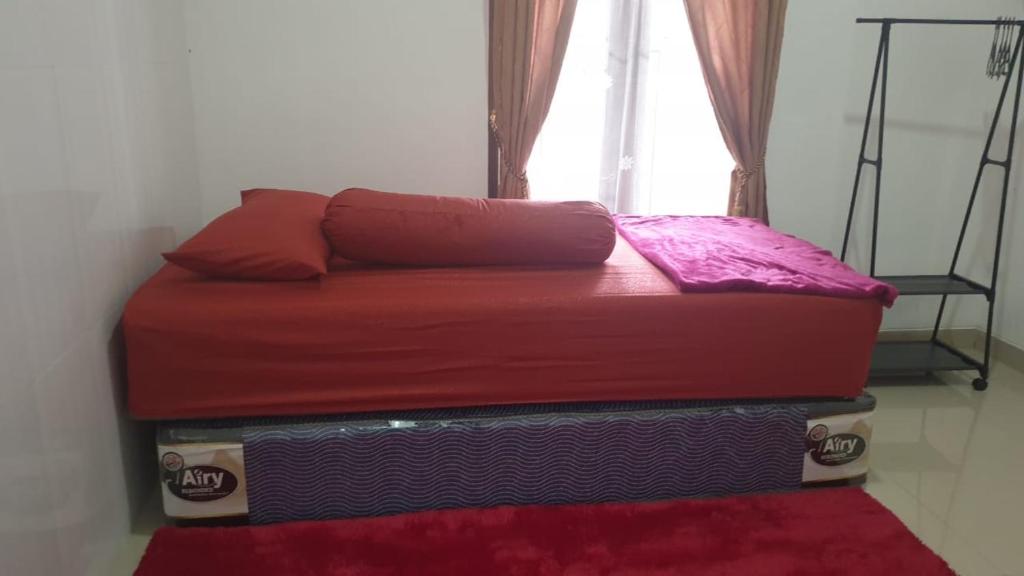 2 camas en una habitación con ventana en Richandy House - 3 BR Full AC & Hot Water, en Kejayan