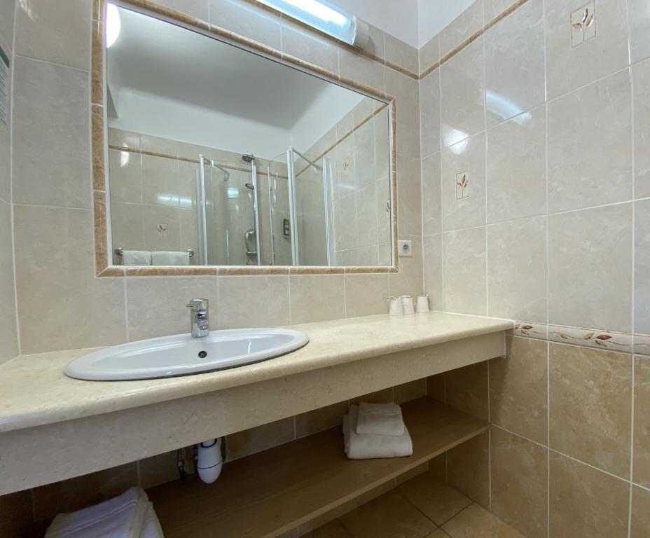 Koupelna v ubytování Logis Grand Hotel Bain
