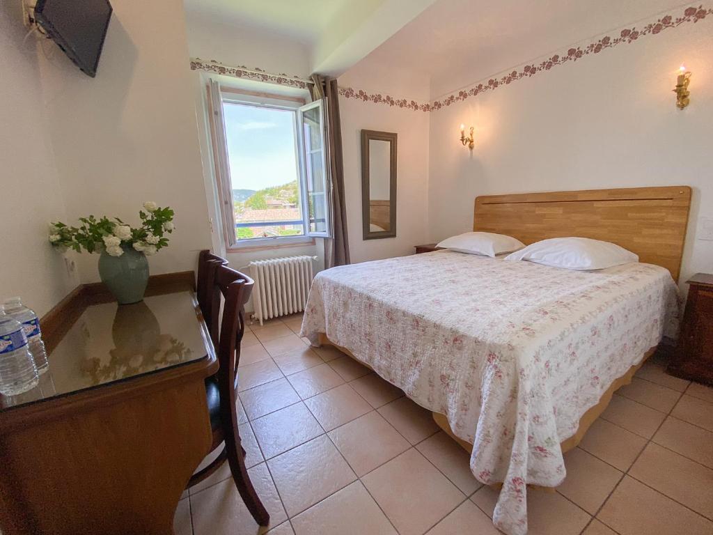 Postel nebo postele na pokoji v ubytování Logis Grand Hotel Bain