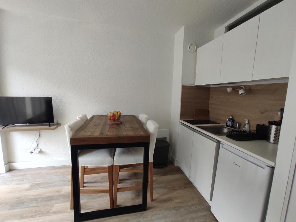 Kuchnia lub aneks kuchenny w obiekcie Appartement cosy Saint Lary village