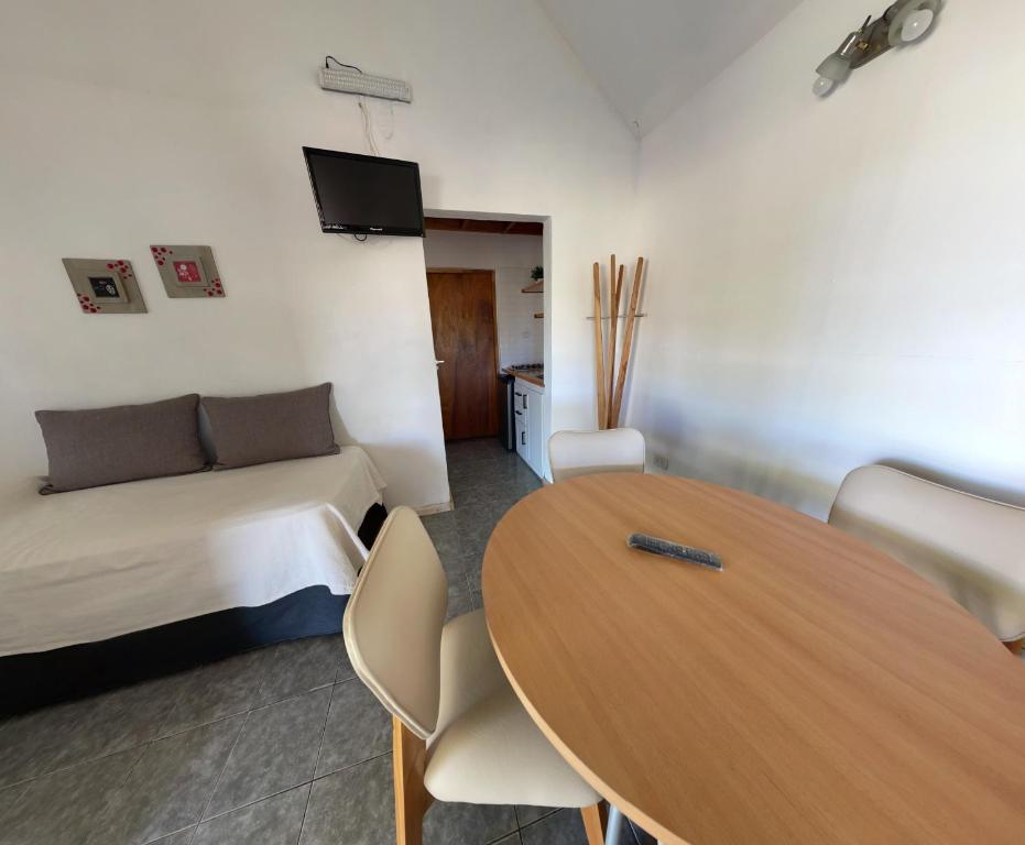 Ein Sitzbereich in der Unterkunft Bungalows Bella Vista