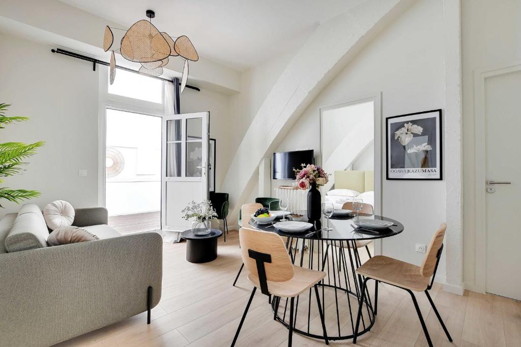 un salon avec une table et un canapé dans l'établissement Magnificent apartment - 2BR-6P - Eiffel Tower, à Paris