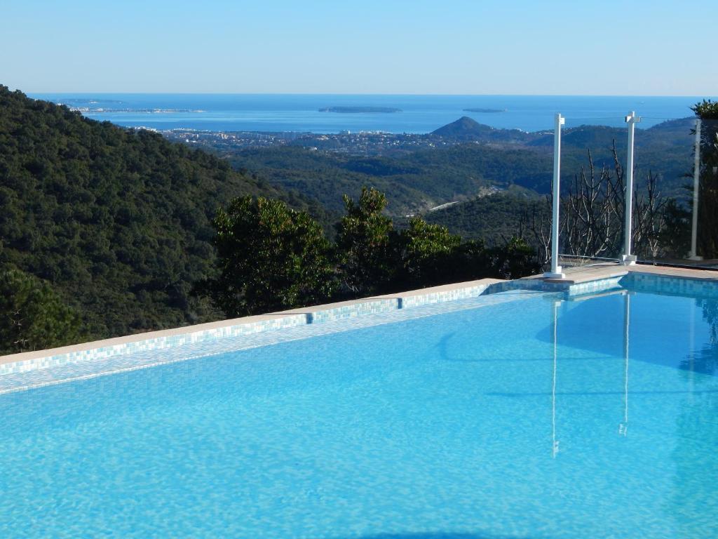 una piscina con vistas al océano en Luxury Villa, Amazing View on Cannes Bay, Close to Beach, Free Tennis Court, Bowl Game en Les Adrets de l'Esterel