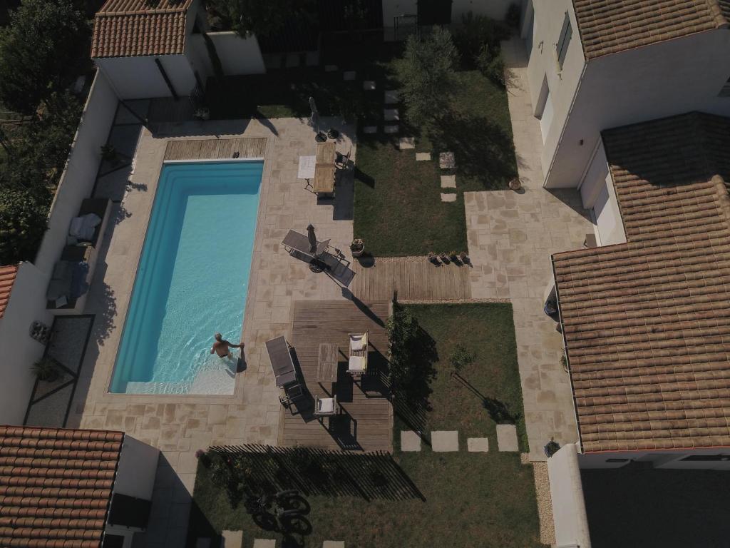 an overhead view of a swimming pool in a yard at Laubertière in Marennes