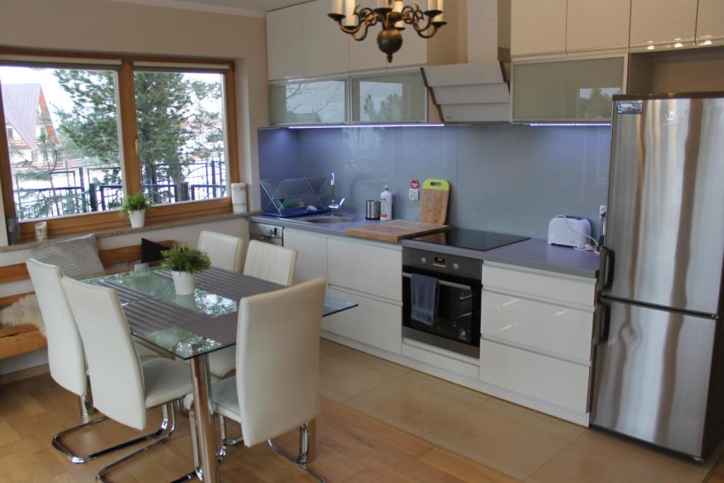 Kuchyňa alebo kuchynka v ubytovaní Apartament Cyrhla Zakopane