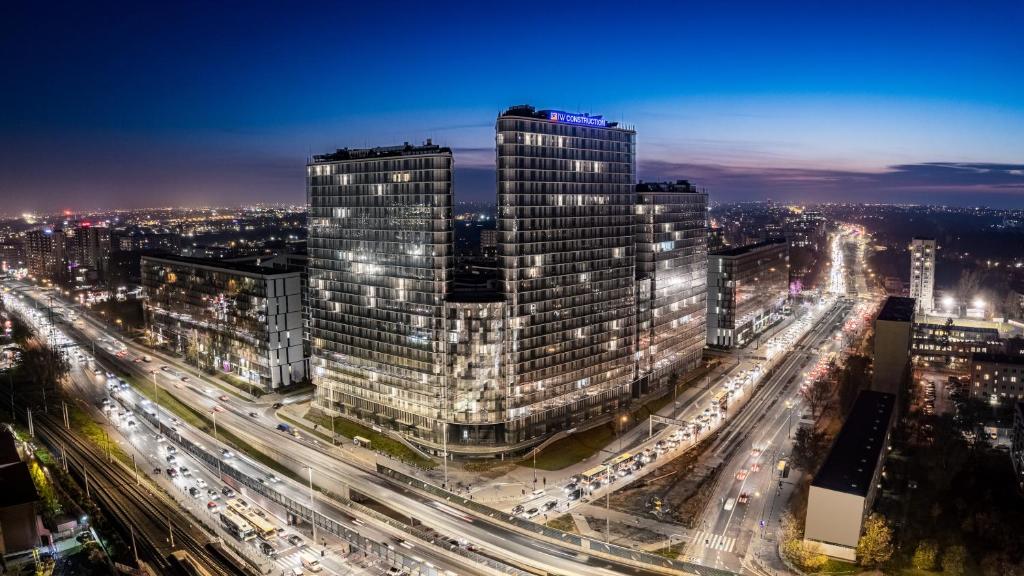 vista di una città di notte con traffico di Warsaw Apartments Bliska Wola a Varsavia