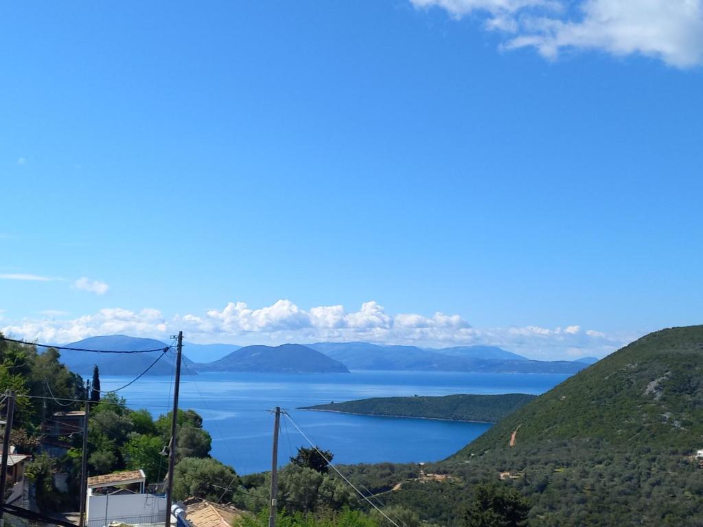 - Vistas al lago desde una colina en An amazing place for you! GIANNAS HOME, en Évyiros