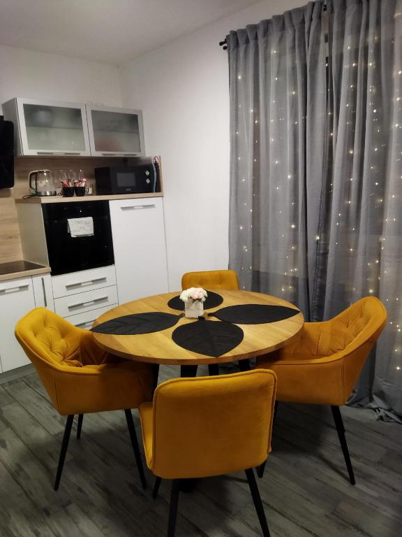Kuchnia lub aneks kuchenny w obiekcie Apartman na jezeru