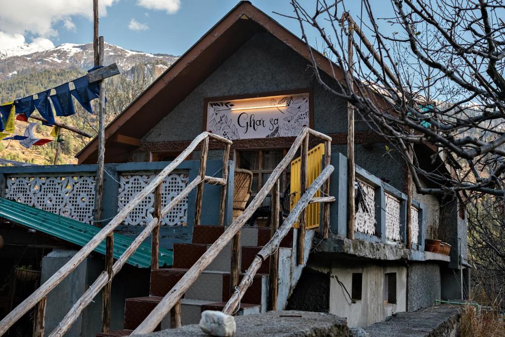 Un edificio con un cartello che dice "su con la vita" di Gharsa - Your Mountain Home a Manāli