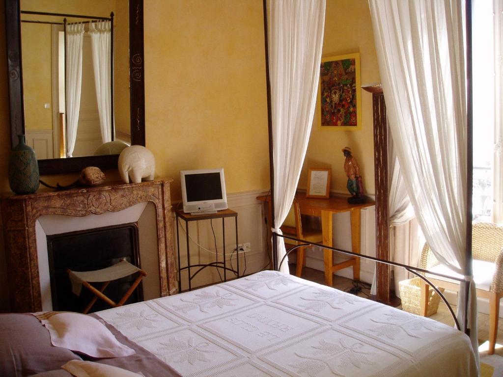 TV a/nebo společenská místnost v ubytování Hotel Le Clos Raymi
