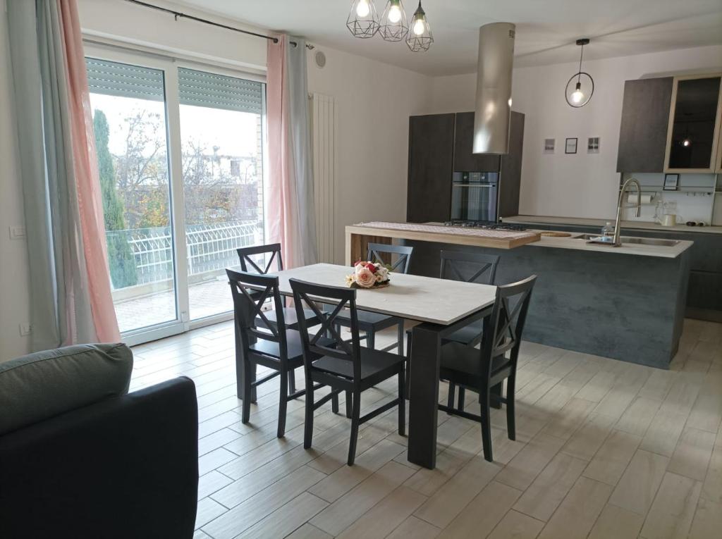 a kitchen and dining room with a table and chairs at Sweet Home Annalisa in Ortona