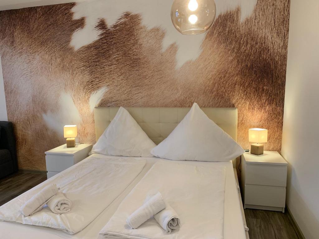 a bedroom with a bed with two towels on it at Mitten in Kempten - Großzügig - Tolles Design in Kempten
