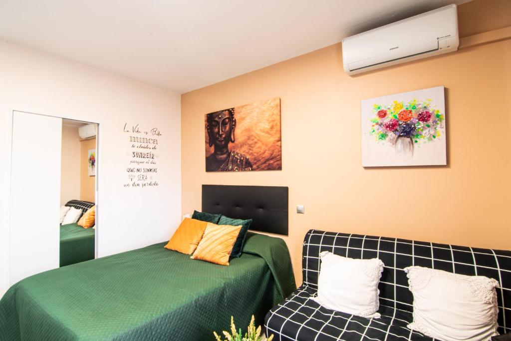 Posteľ alebo postele v izbe v ubytovaní BENALBEACH PLAYA SUITE