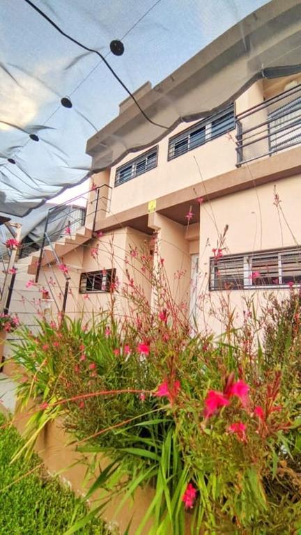El edificio en el que está el departamento