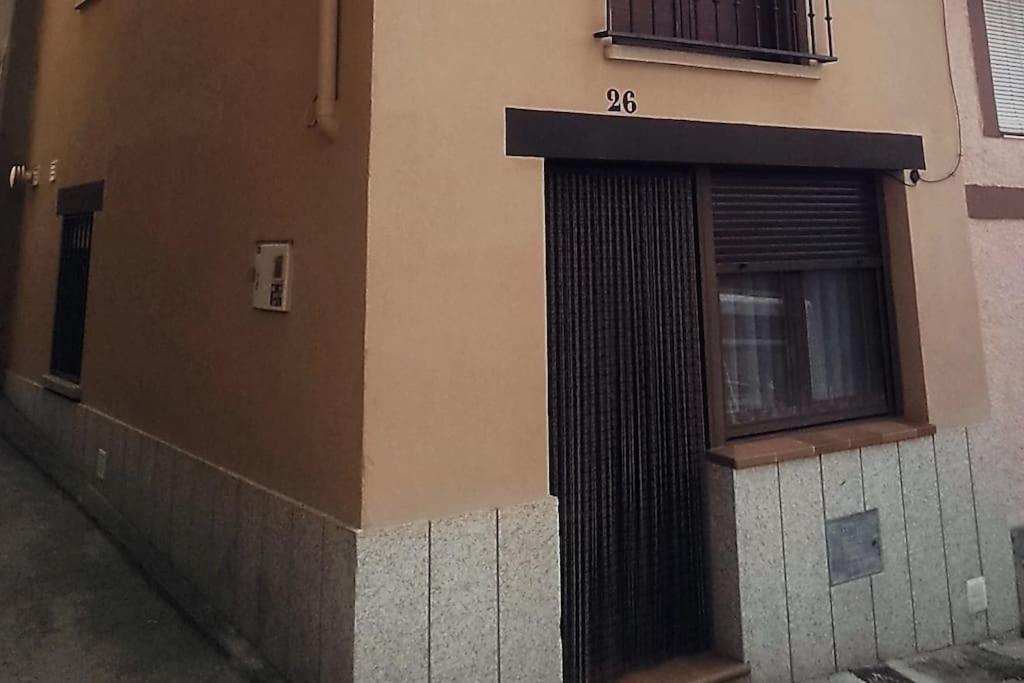 un edificio con una ventana con el número. en El casillo, en El Arenal