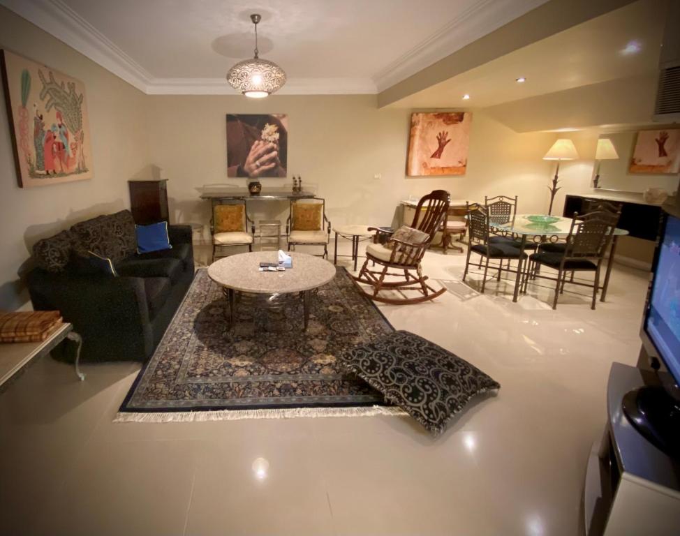 Modern and Spacious King Bed Apartments next to the Nile, Cairo