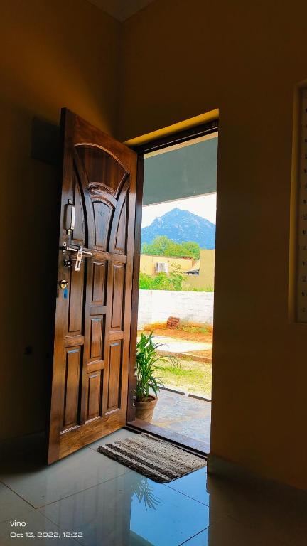eine offene Tür mit Bergblick in der Unterkunft Aadhya guest house in Tiruvannāmalai