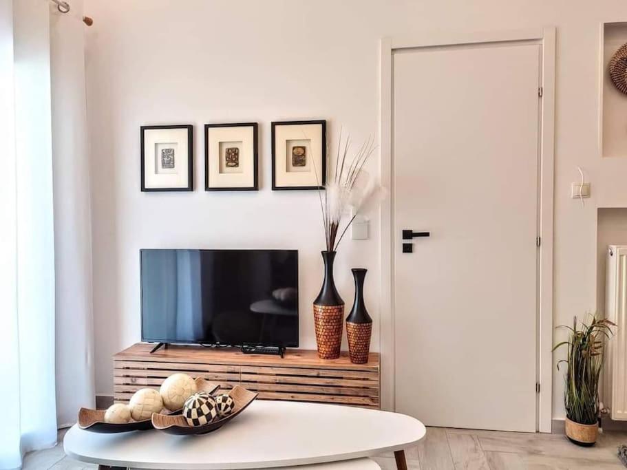 TV a/nebo společenská místnost v ubytování Old Town Luxe Suite W 100Mbps