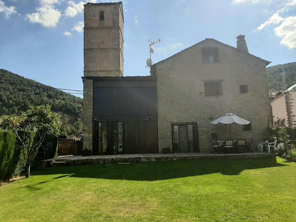 uma casa com um guarda-chuva e um jardim de relva em NAVASA em Navasa