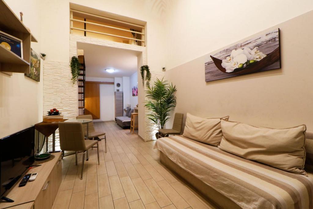 un soggiorno con letto e sala da pranzo di CentroCittà Suite a Catania