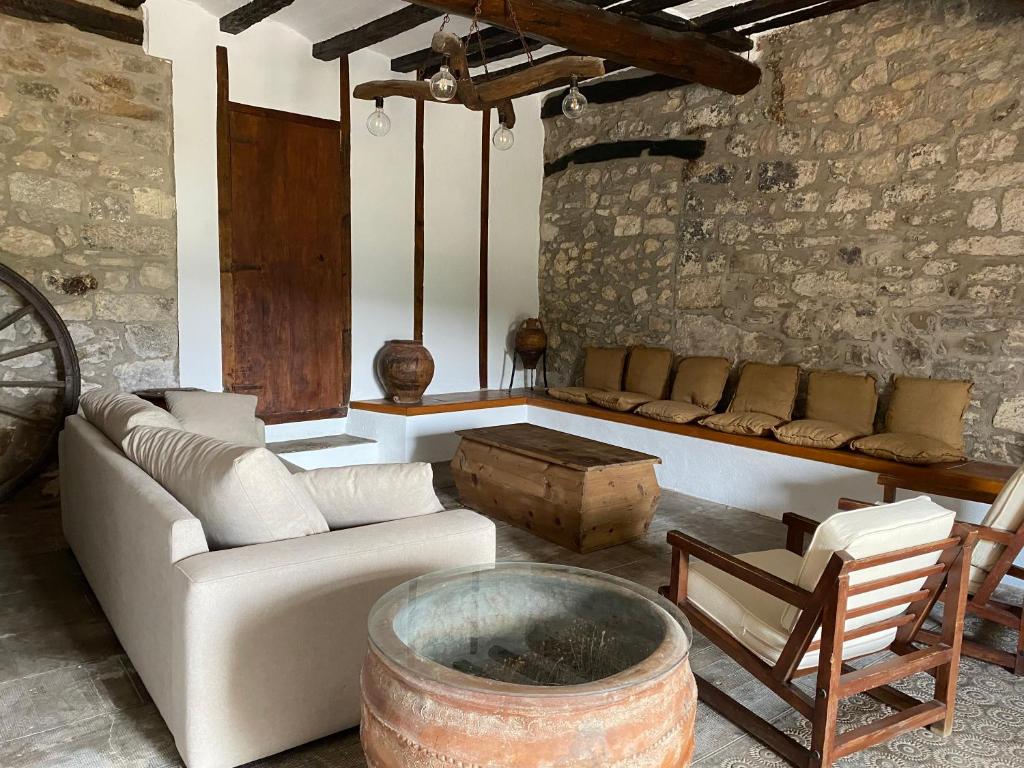 sala de estar con sofá y mesa en Masía La Perera, en Morella