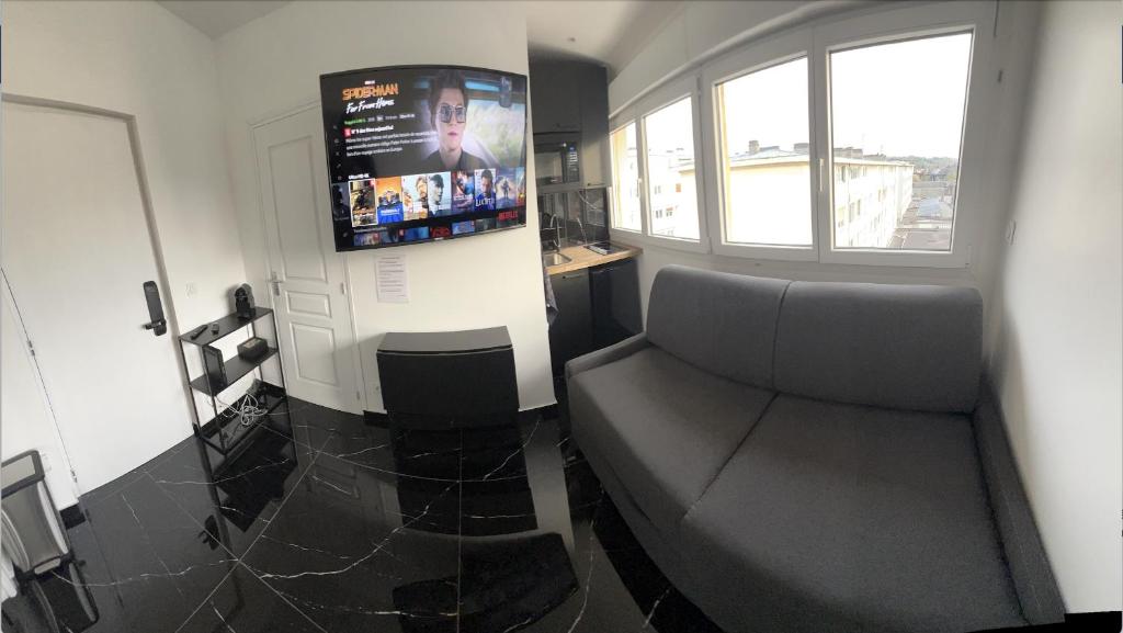Un televizor și/sau centru de divertisment la Appartement F2 meublé - tout équipé - Tv netflix - 4 personnes