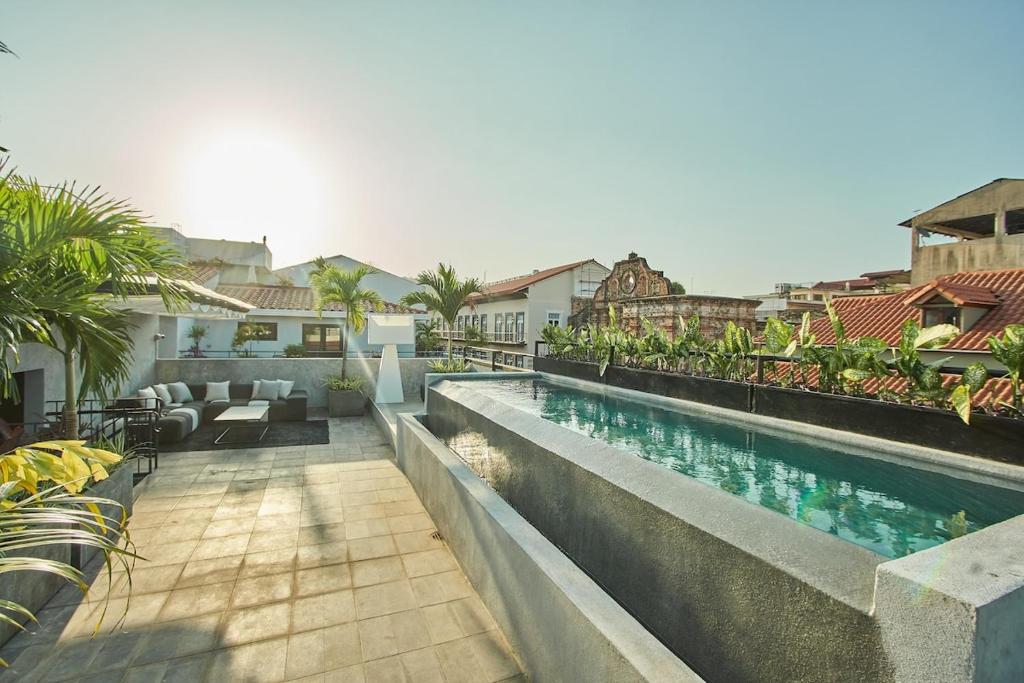 une vue d'une piscine au sommet d'un immeuble dans l'établissement AmazINN Places Rooftop and Design Pool I, à Panama City