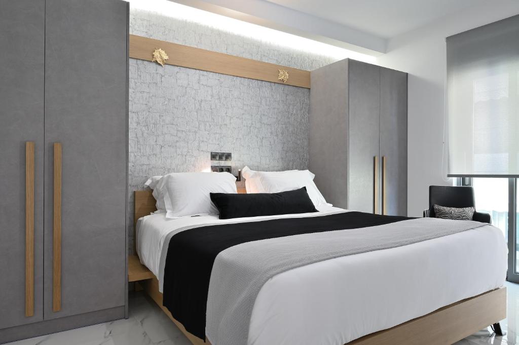 Postel nebo postele na pokoji v ubytování The Lop Athens Holidays Luxury Suites