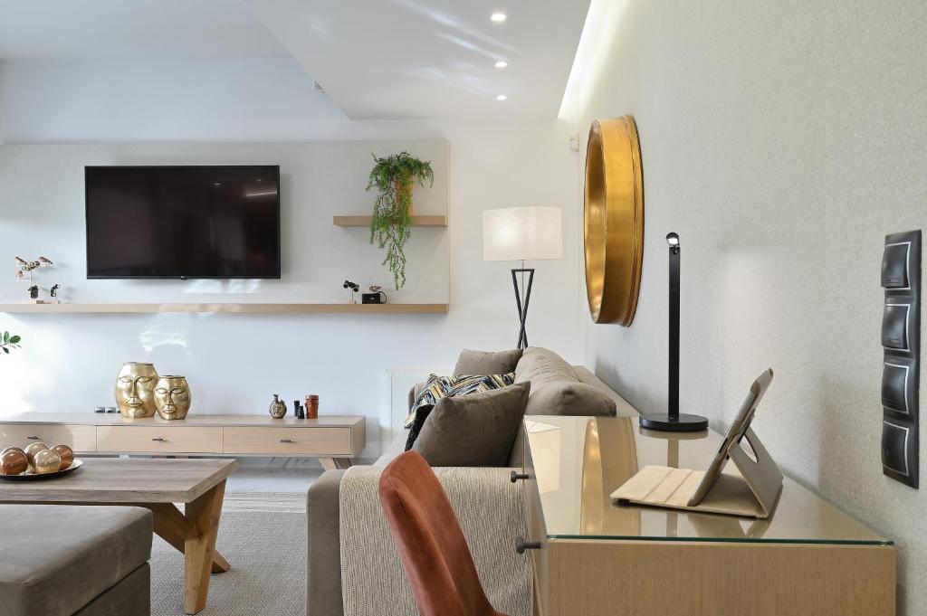 TV a/nebo společenská místnost v ubytování The Lop Athens Holidays Luxury Suites