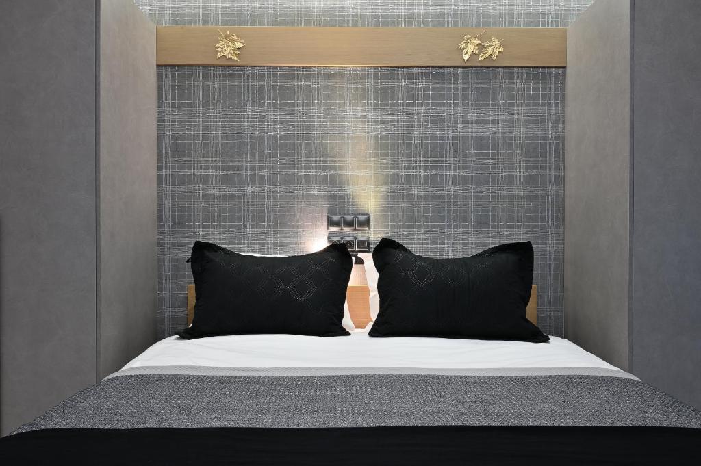 Postel nebo postele na pokoji v ubytování The Lop Athens Holidays Luxury Suites