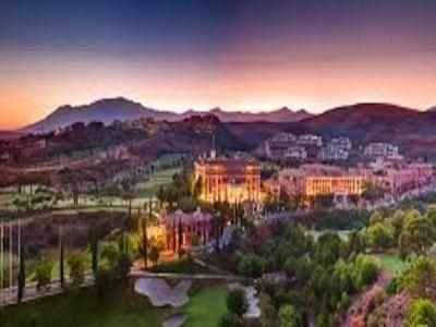 vistas a una ciudad con edificios y árboles en Los Flamingos Luxurious-Royal Flamingos, en Estepona