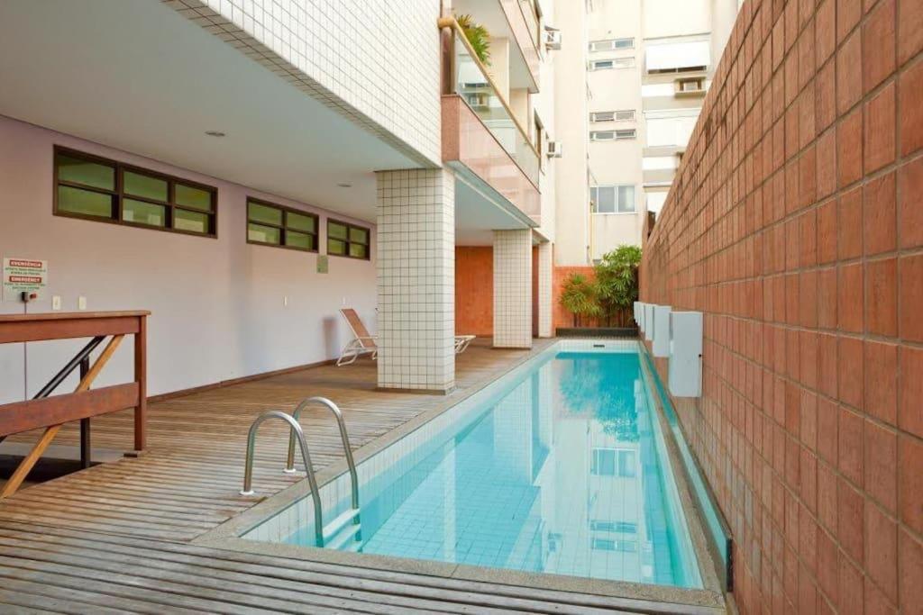 una piscina en medio de un edificio en APART HOTEL LUXO IPANEMA, en Río de Janeiro