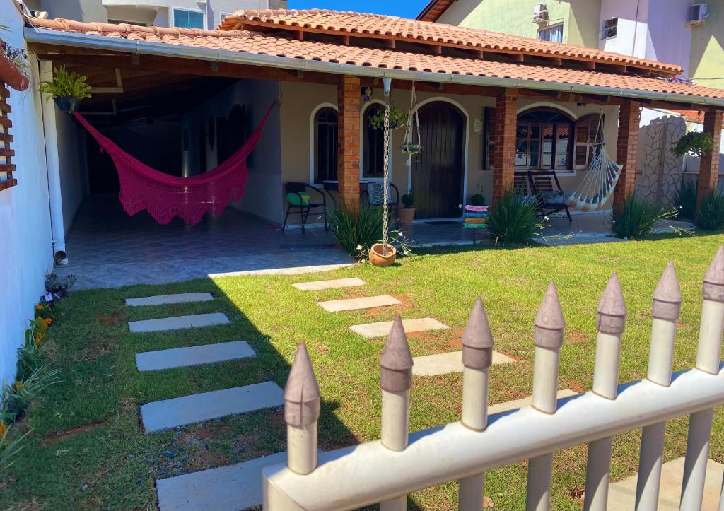 una cerca frente a una casa con un patio en Casa de Itapocoróy Entre o parque Beto Carrero e o mar!, en Penha
