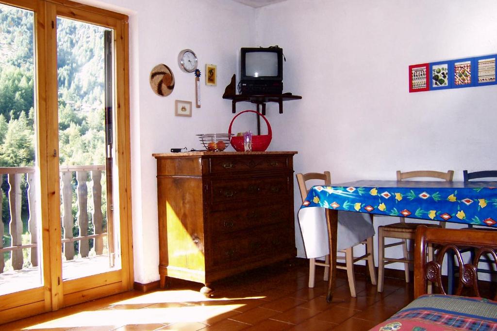 A kitchen or kitchenette at Valtournenche Appartamento comodo alle piste