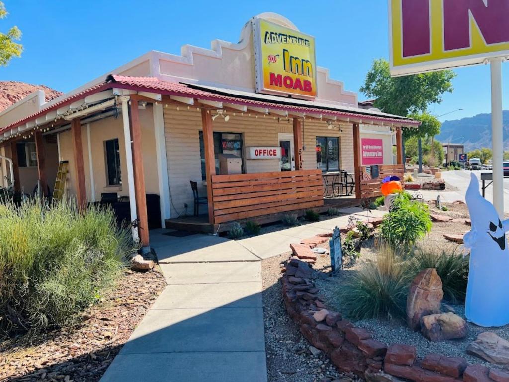 Adventure Inn Moab في موآب: مبنى فيه لافته امام موتيل