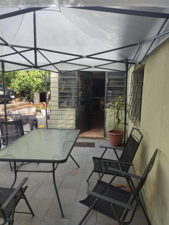 a table and chairs under an umbrella on a patio at Casa en Solymar, 2 dormitorios in Ciudad de la Costa