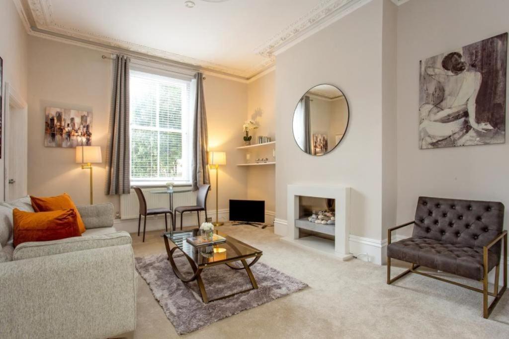 - un salon avec un canapé et une table dans l'établissement Luxury and Stylish one bed apartment in Windsor, à Windsor