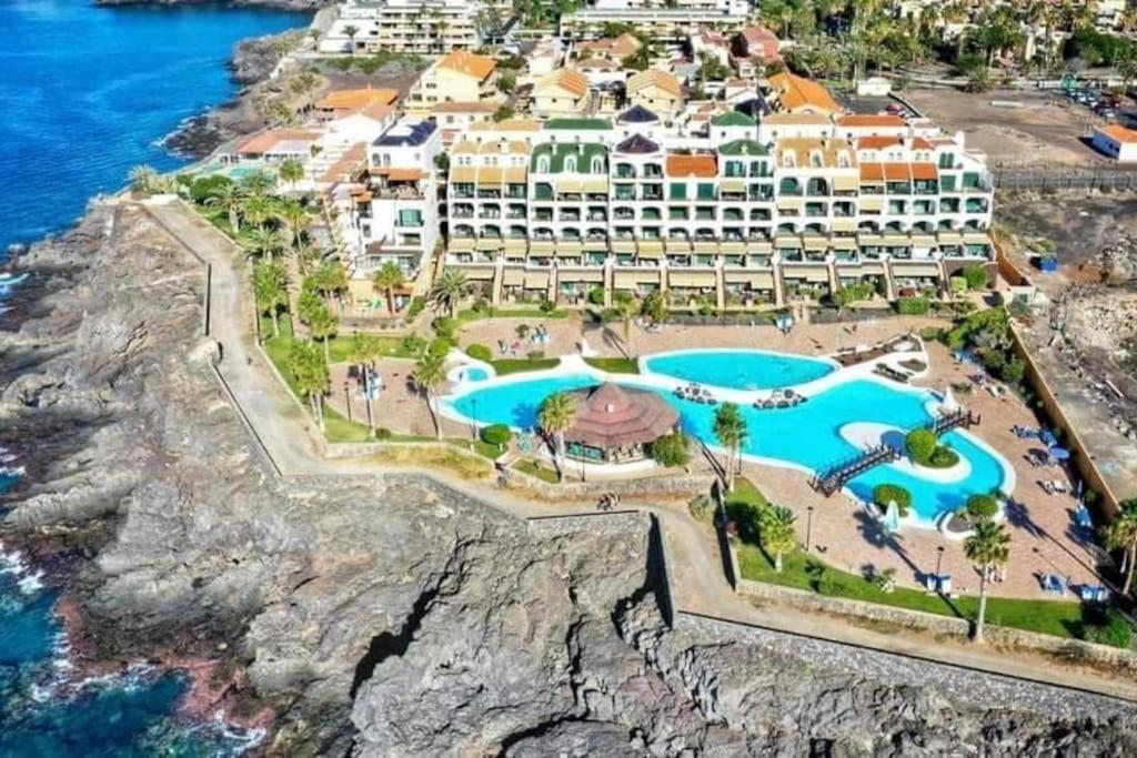 una vista aérea de un complejo sobre un acantilado en Apartment in South Tenerife with heated pool, en Costa del Silencio