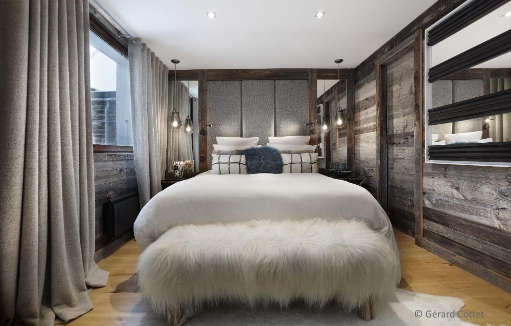 um quarto com 2 camas e uma cama branca de tufo em Studio Megève centre em Megève