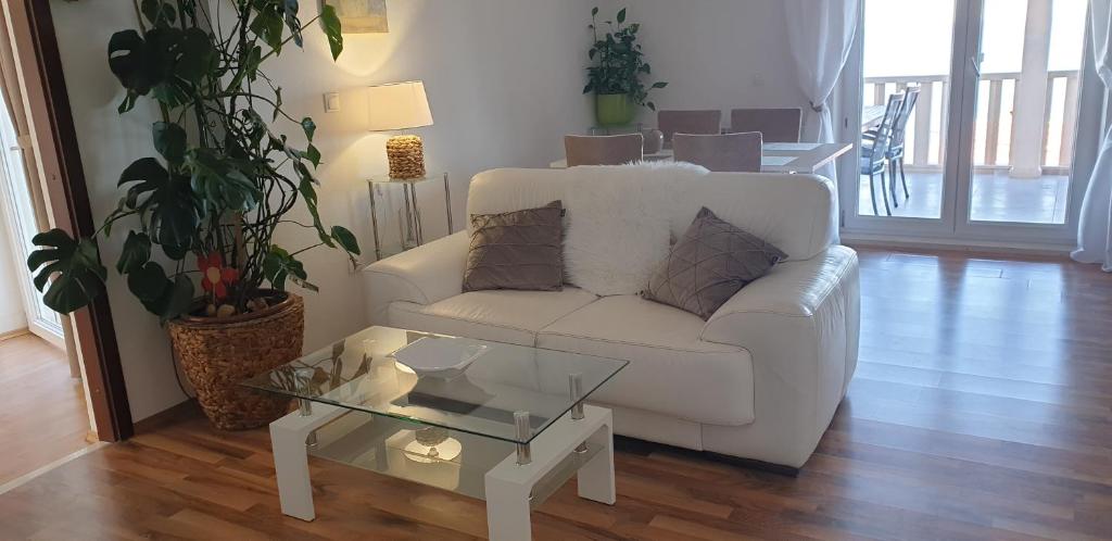 - un salon avec un canapé blanc et une table basse dans l'établissement Apartments Sole, à Sumartin