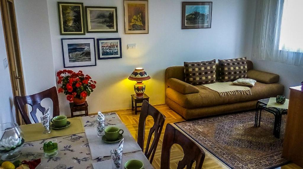 sala de estar con mesa y sofá en Apartment Z&E, en Trogir