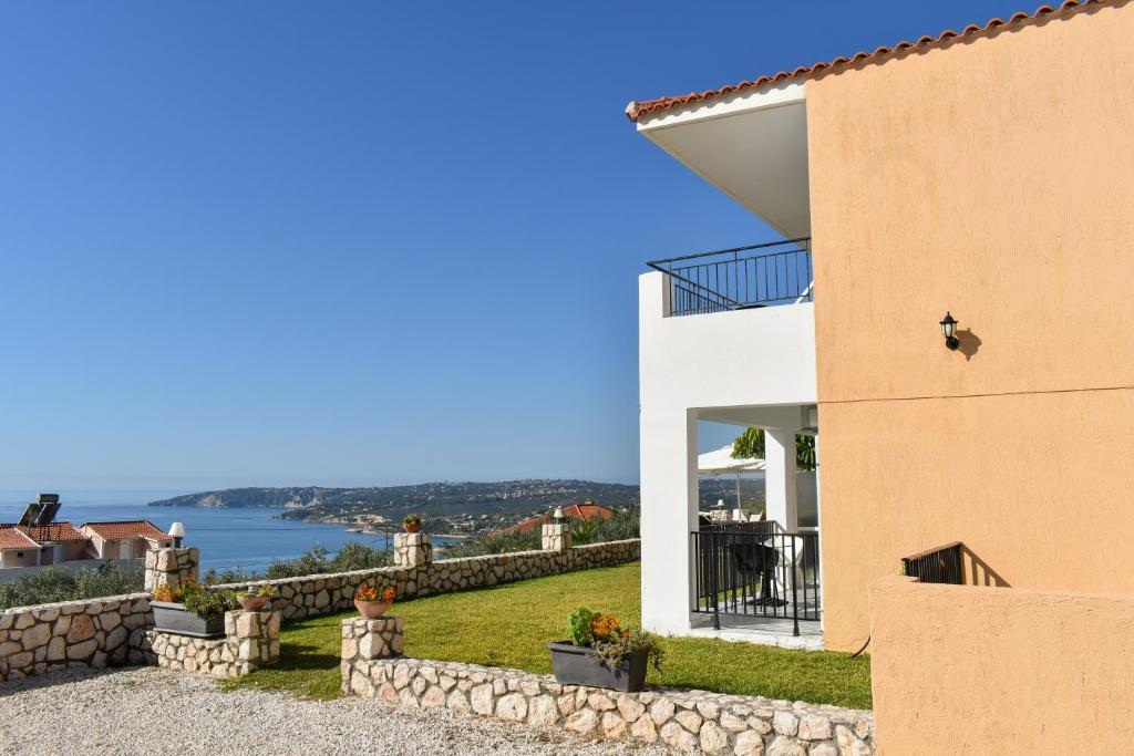 ein Haus mit Blick auf das Wasser in der Unterkunft Spyridoula in Lourdata