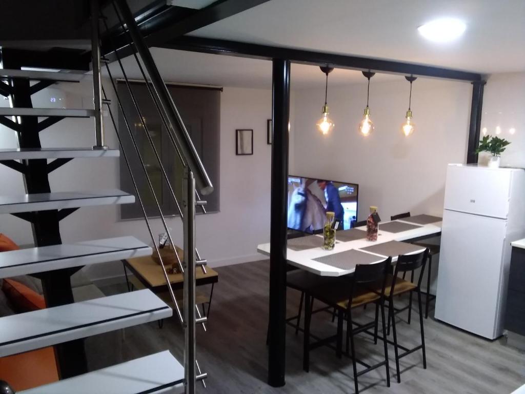 cocina y comedor con mesa y sillas en HOMELY Duplex Curtidores, en Cuenca