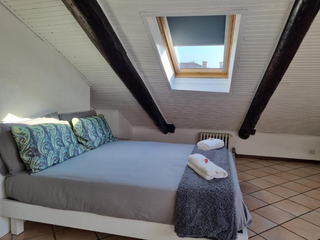 Llit o llits en una habitació de Stupenda mansarda in centro a Torino