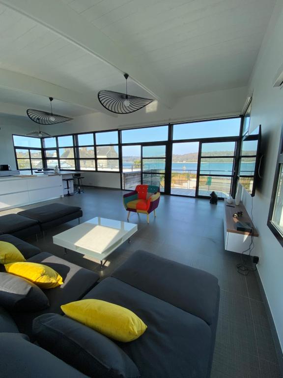 Posezení v ubytování MAISON VILLA montmarin VUE MER BRETAGNE NORD VERS ROSCOFF CARANTEC MORLAIX PLOUESCAT LOCQUENOLE AVEC SON SPA ET SA VUE MER