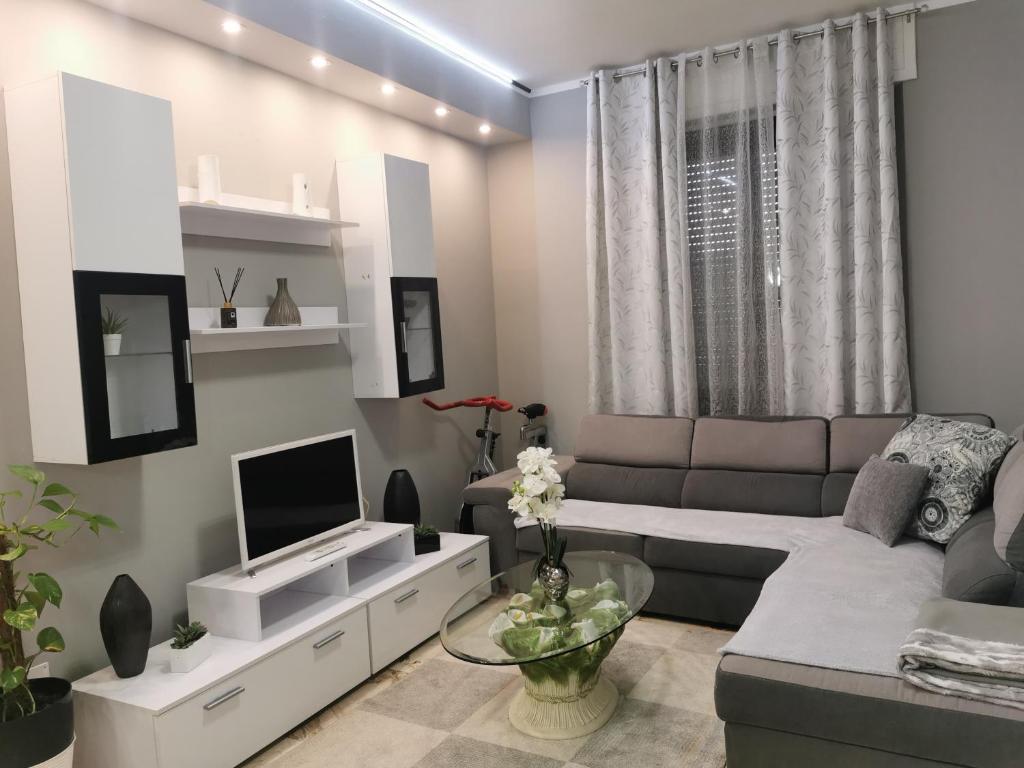- un salon avec un canapé et une télévision dans l'établissement Splendido appartamento in zona centrale, à Alexandrie