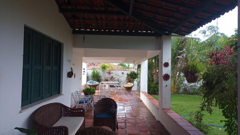 a patio with a table and chairs on a house at Aconchego dos amigos in Beberibe