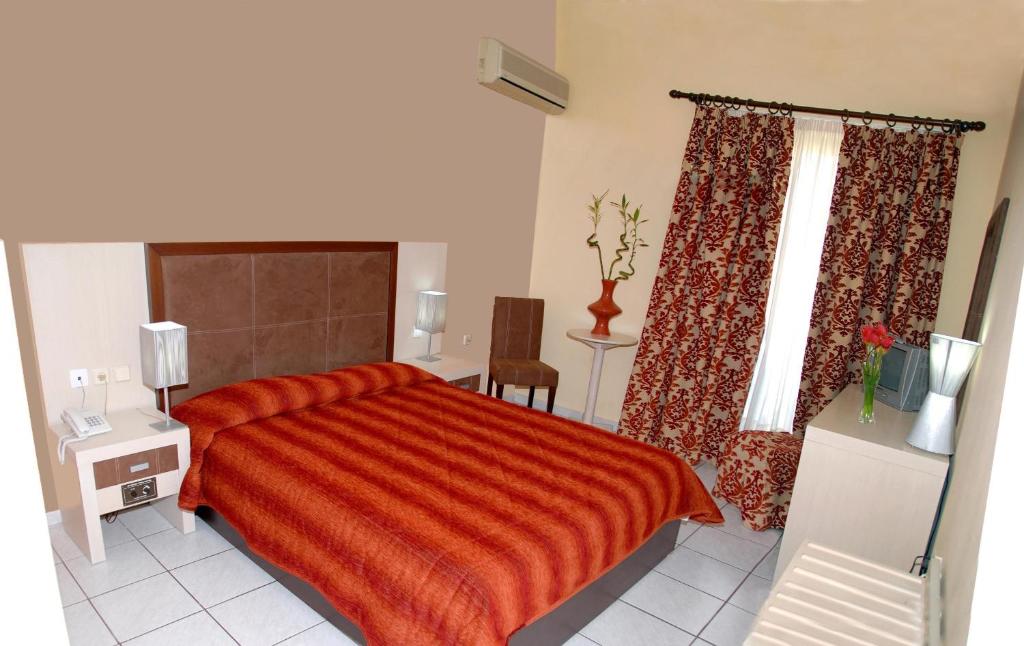 KambosにあるMorning Starのベッドルーム1室(赤い毛布付きのベッド1台付)