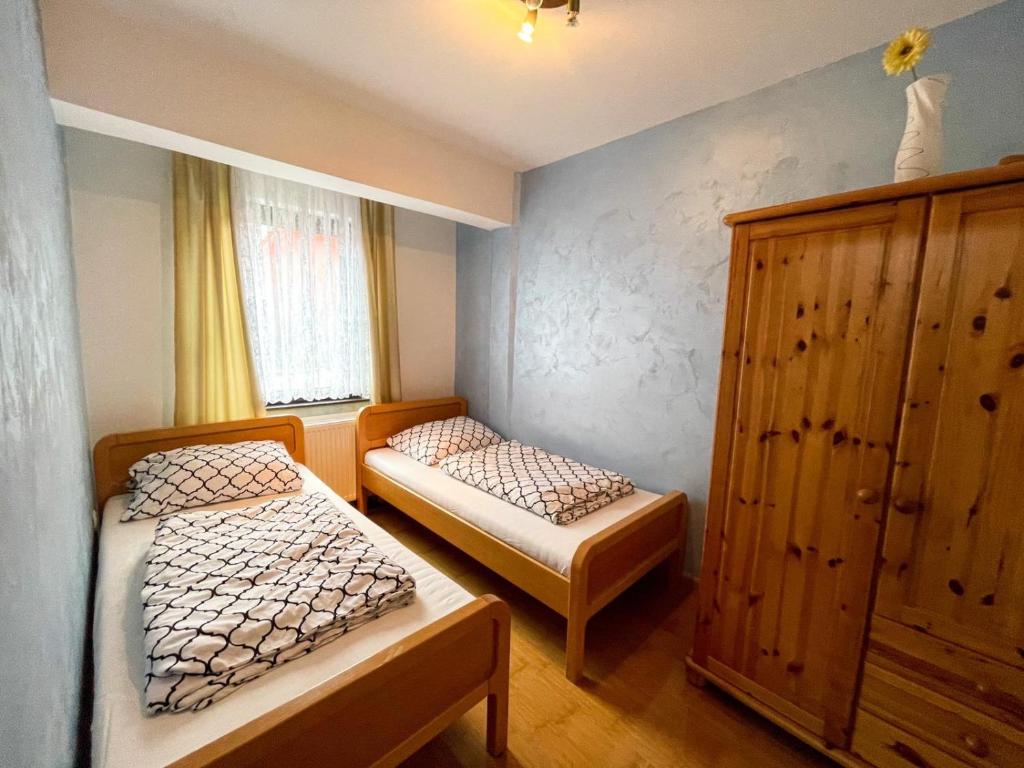 sypialnia z 2 łóżkami i szafką w obiekcie Apartment Love w mieście Vlašić