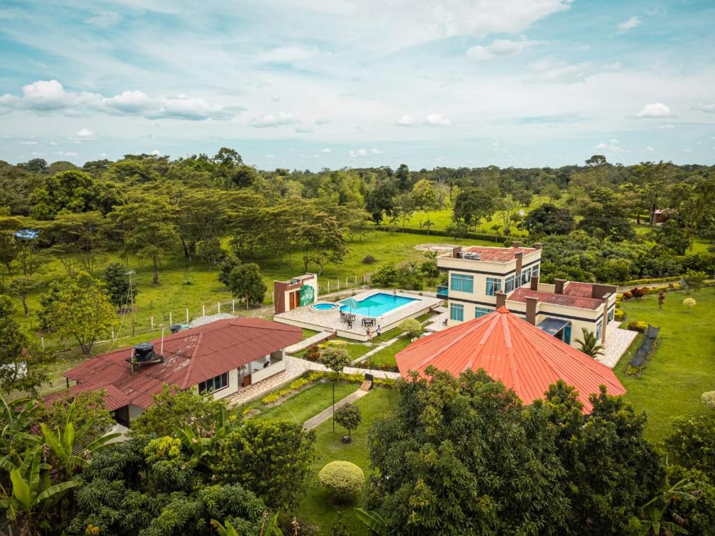 Guamal的住宿－Finca Turística La Sofileña，享有带游泳池的房屋的空中景致
